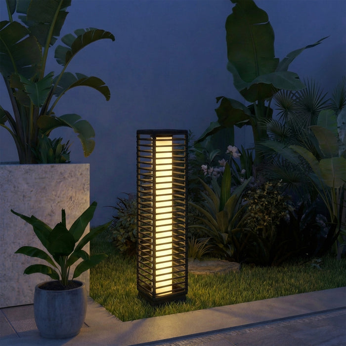 Outsunny Garden Rattan Lamp, 68 cm Solar Rattan Floor Lamp, Solar Garden Light with Auto On/Off LEDs, IP44 Waterproof, Black
